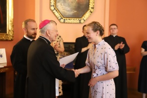 arcybiskup z laureatką konkursu